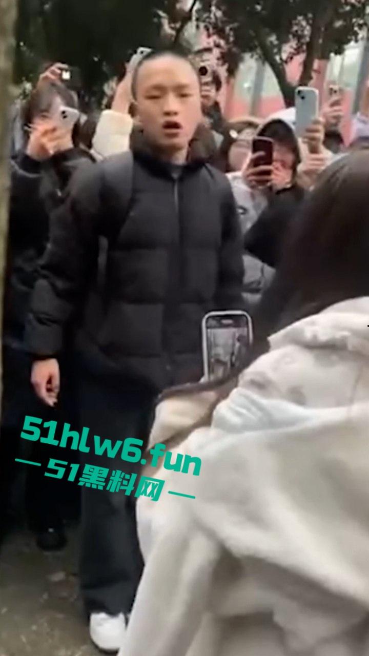 成都托普信息技术职业学院纯爱战神遭背叛，纯爱战士应声倒地当场泪诉全过程引学生围观！-1