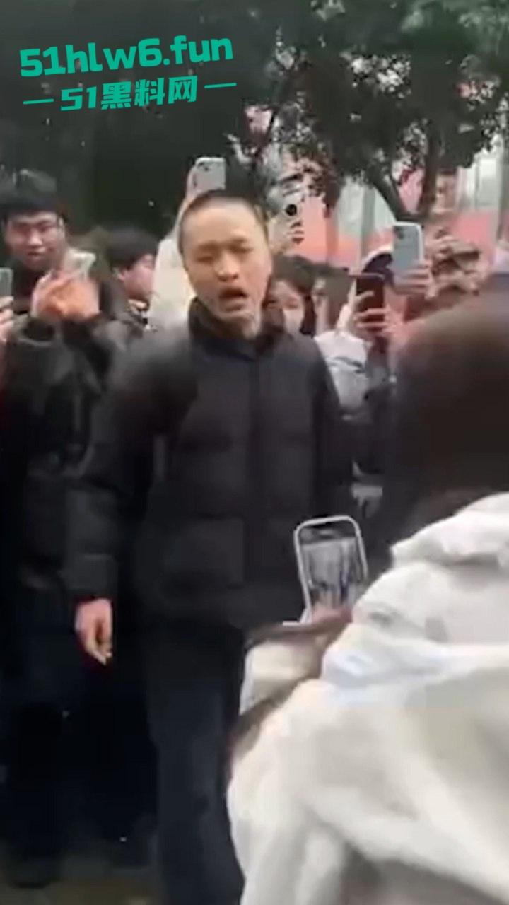 成都托普信息技术职业学院纯爱战神遭背叛，纯爱战士应声倒地当场泪诉全过程引学生围观！-5